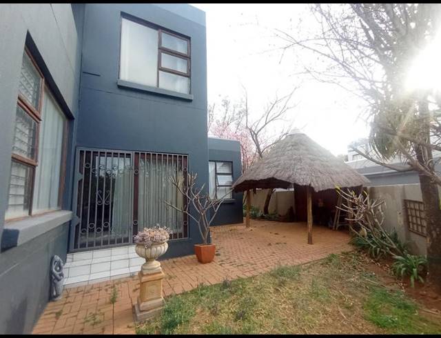 2 BEDROOM CLUSTER FOR SALE IN HELDERKRUIN